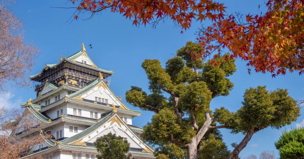 Na foto, o Castelo de Osaka e as árvores que os rodeiam. 