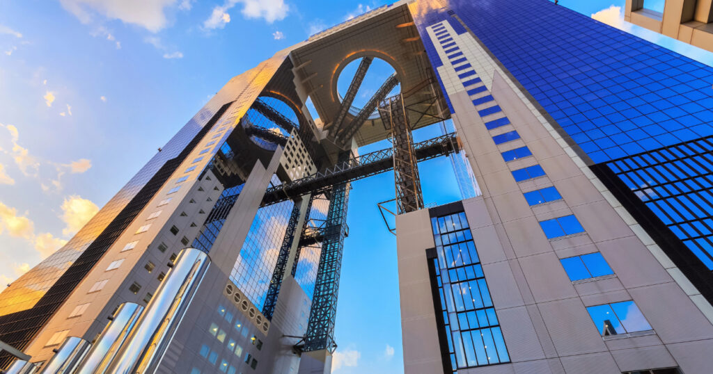 O Edifício Umeda Sky visto do chão até seu topo. É possível subir no mirante para uma vista panorâmica de Osaka, sendo uma das grandes atrações da cidade. 