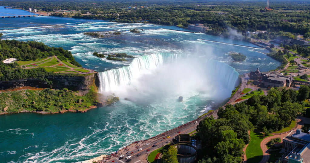 A queda de Horseshoe, no lado canadense das Cataratas do Niagara, vista de cima. 