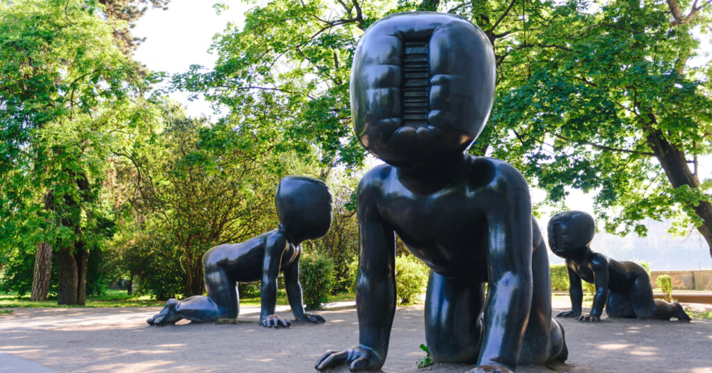 Esculturas do artista tcheco David Cerny, 3 "bebês" gigantes de bronze, nos jardins do Kampa Museum, um dos melhores museus em Praga. 