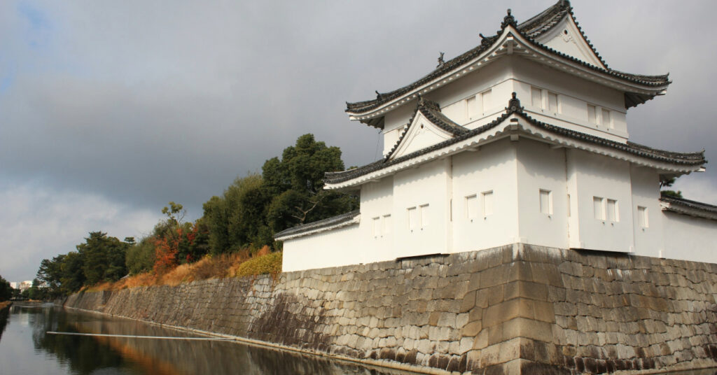 O Castelo Nijo-jo, em Kyoto, visto ao fundo. 