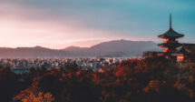 O entardecer em Kyoto. Ao horizonte, a cidade e o Templo Kiyomizu-dera, ponto turístico tradicional para quem procura o que fazer em Kyoto.