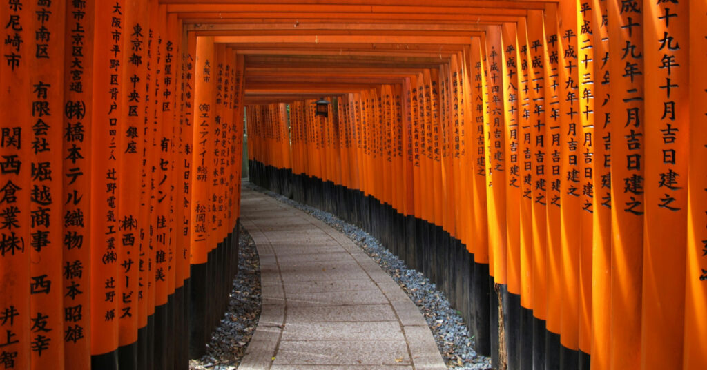 Os diversos portais vermelhos, Fushimi Inari-Taisha, atração popular entre quem procura o que fazer em Kyoto. 