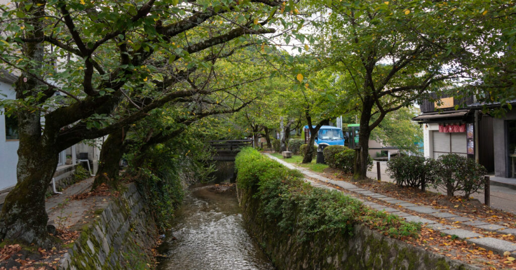 Trecho do Caminho do Filósofo (Philosopher's Path) na cidade de Kyoto. 