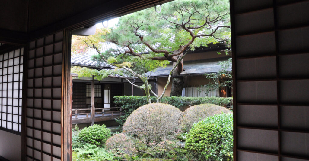 Vista para o jardim do Templo Daitoku-Ji, uma das opções para o que fazer em Kyoto. 