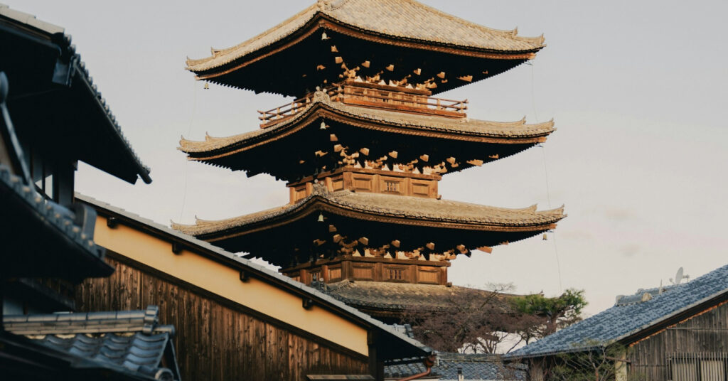 Os três andares superiores da pagoda tem 46 metros de altura, Hokan-ji, em Kyoto. 