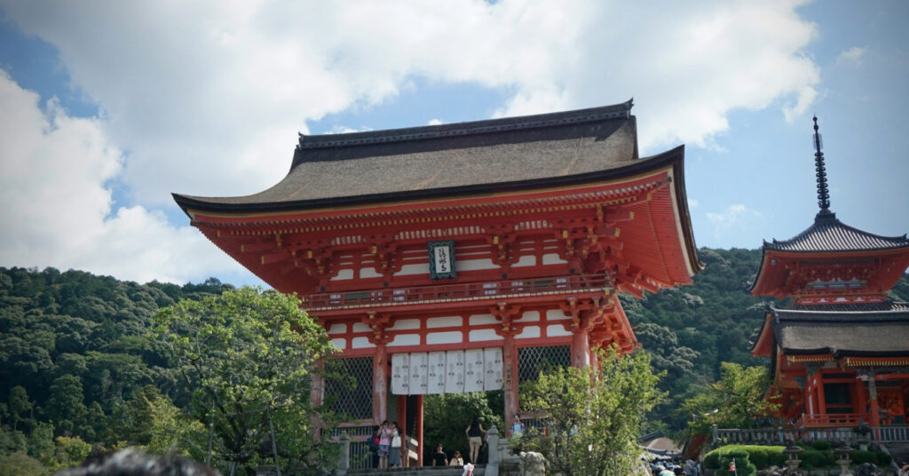 Entrada do Templo Kiyomizu-dera no topo de uma montanha a leste de Kyoto, um dos templos budistas mais conhecidos e antigos da cidade. 