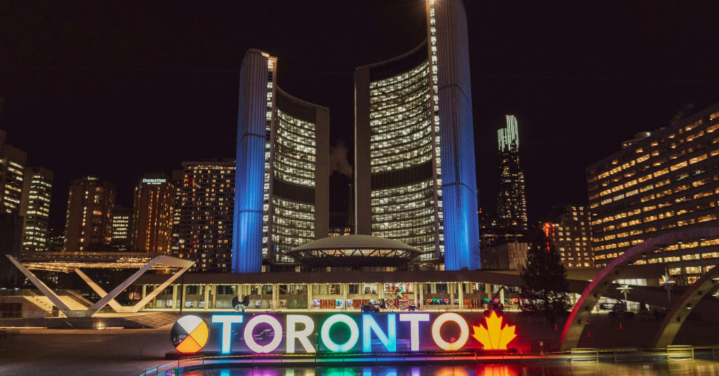 Letreiro colorido de Toronto em frente ao Toronto City Hall, uma das paradas em nossa lista para o que fazer na cidade. 