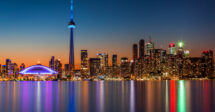 Panorâmica da cidade de Toronto vista através do rio. Na imagem, a CN Tower, um dos itens de nossa lista para o que fazer em Toronto.