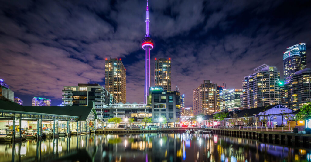 Luzes noturnas no Toronto Harbourfront. 