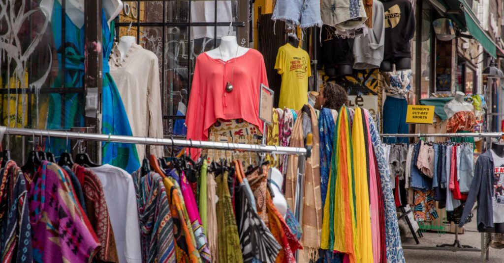 Roupas à venda em vendas no Kensington Market. 