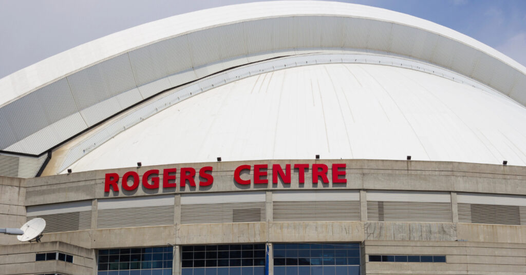 Fachada e letreiro do estádio esportivo Rogers Centre, uma das opções para o que fazer em Toronto. 