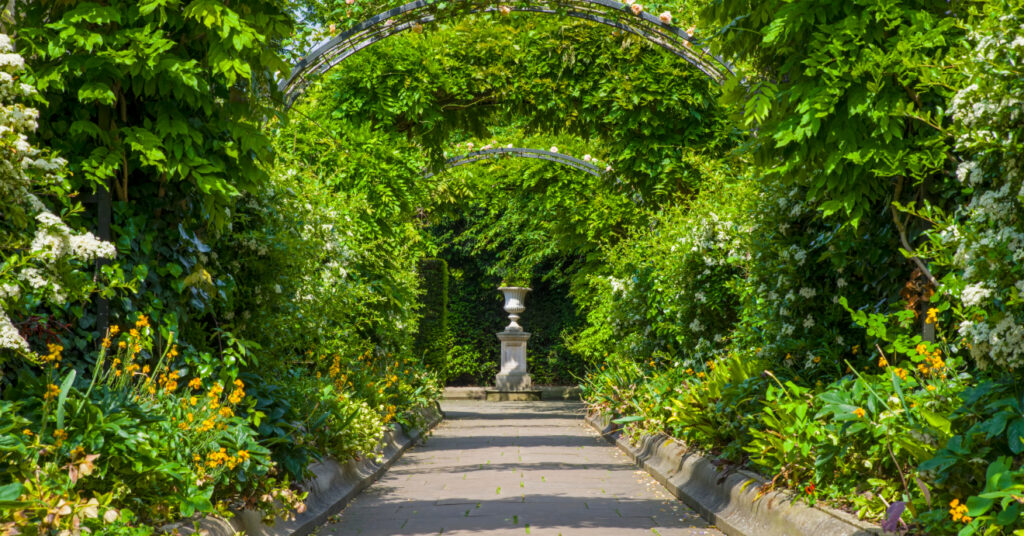 Arcos envoltos em plantas e flores formam caminho nesta área do Regent's Park, um dos parques mais bonitos de Londres.