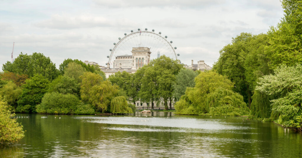 Vista da roda-gigante, London Eye, pela perspectiva do St. James' Park.  