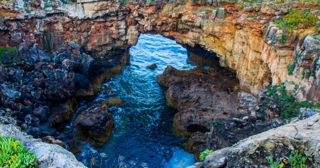 A gruta Boca do Inferno vista de cima, a ultima parada do roteiro de 1 dia por Cascais. 