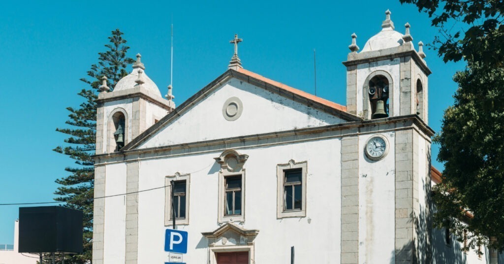 Fachada simples da Igreja Nossa Senhora da Assunção.