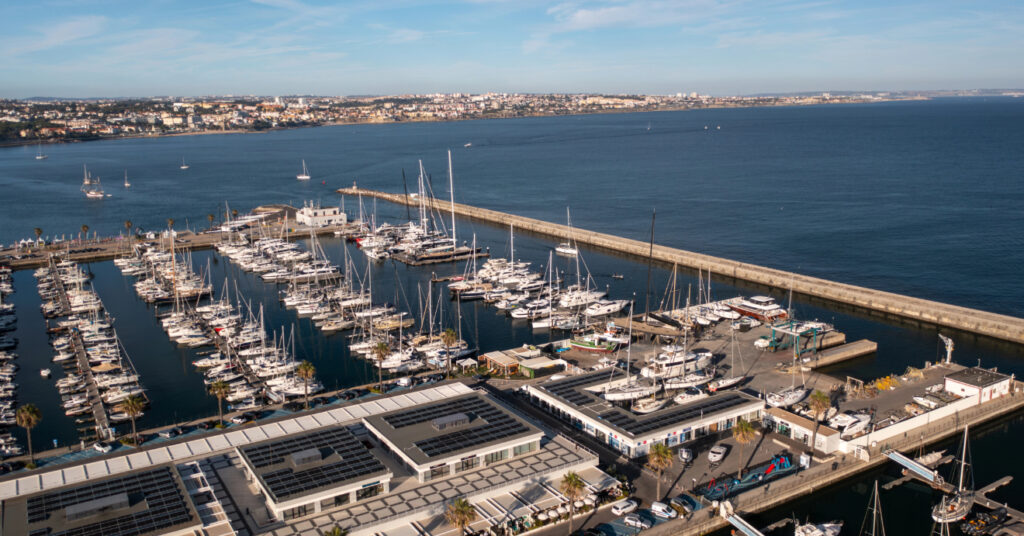 Diversas embarcações ao longo da Marina de Cascais. 