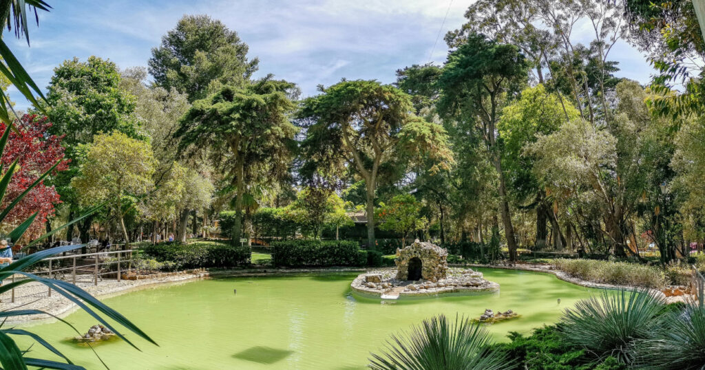 Lago arborizado no Parque Marechal Carmona, em Cascais, Portugal. 