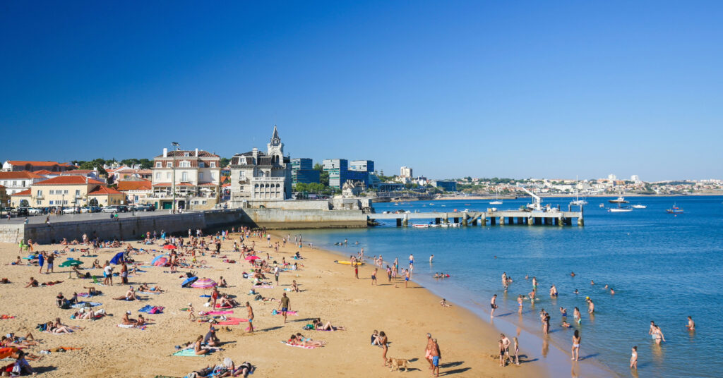 Dia movimentado na Praia de Ribeira, um dos locais em nosso roteiro de 1 dia por Cascais, Portugal. 