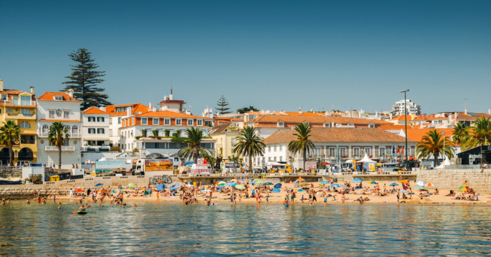 Panorama de praia em Cascais.